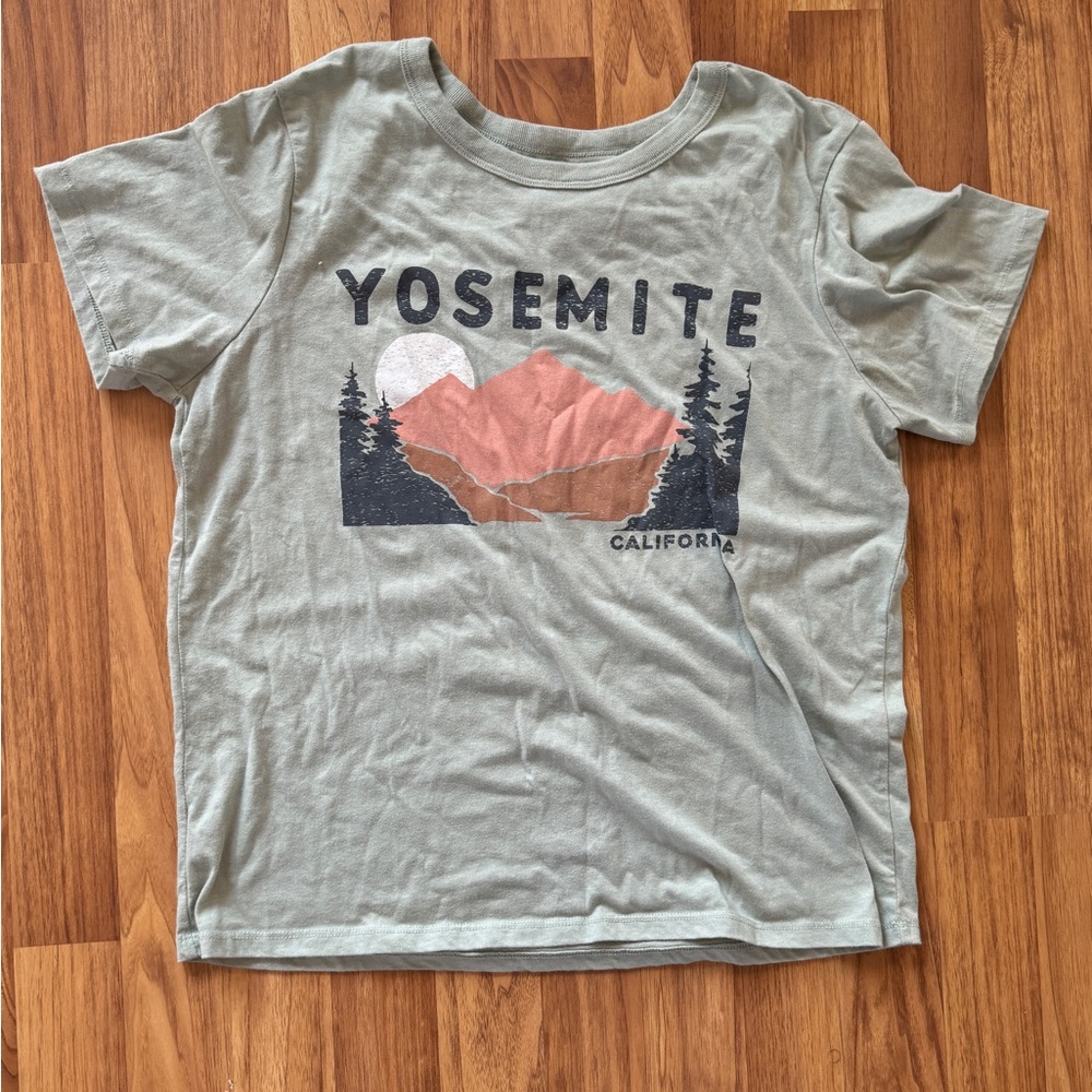 Graphic tee worn like new